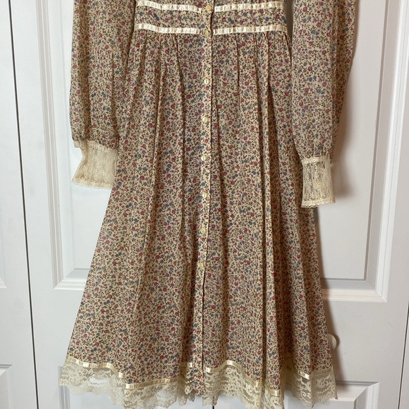 Vintage Cottage Core Gunne Sax Ditsy Floral and Lace Prairie Maxi Dress - Picture 6 of 17